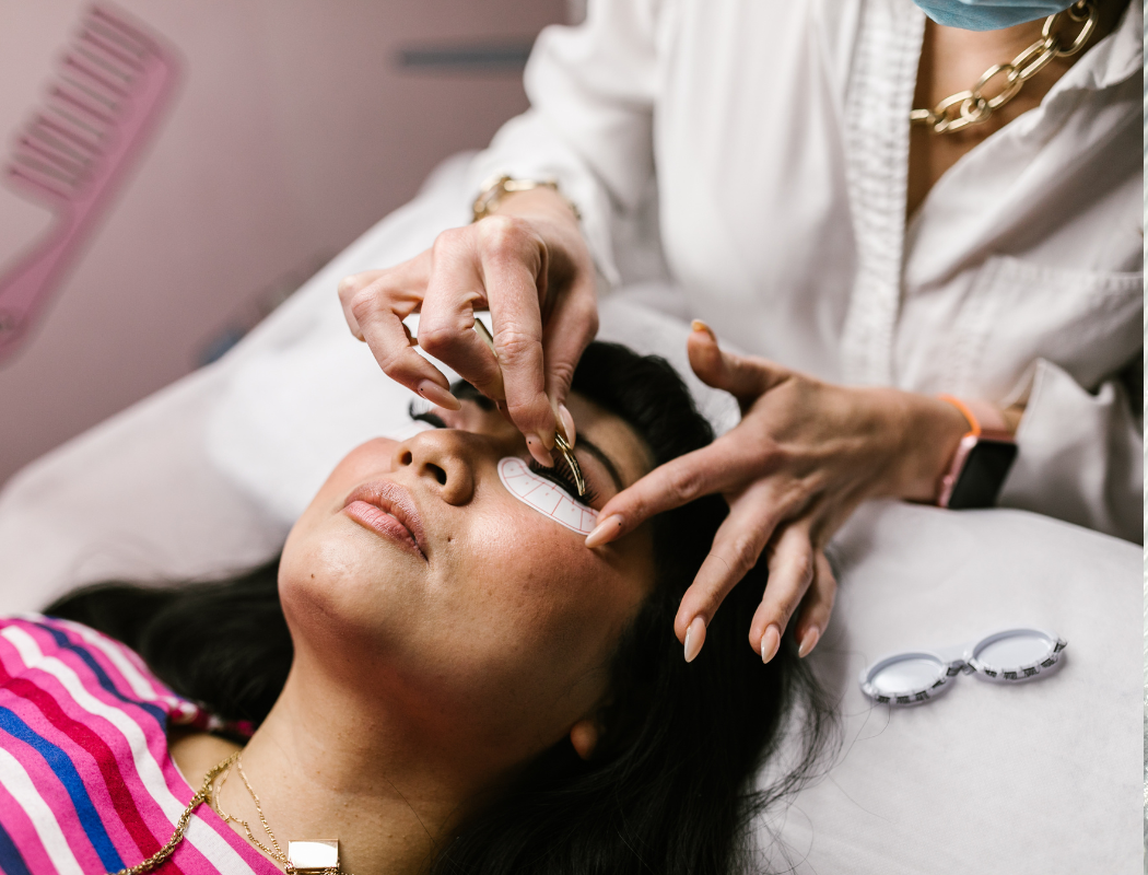 Lash Serum and Swimming: How to Use It in Summer, Humidity & Chlorine