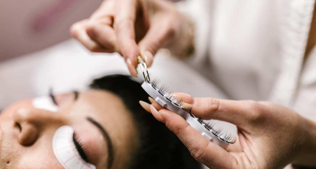 Best Mascara for Straight Lashes: Formulas That Actually Hold a Curl