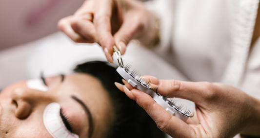 Best Mascara for Straight Lashes: Formulas That Actually Hold a Curl